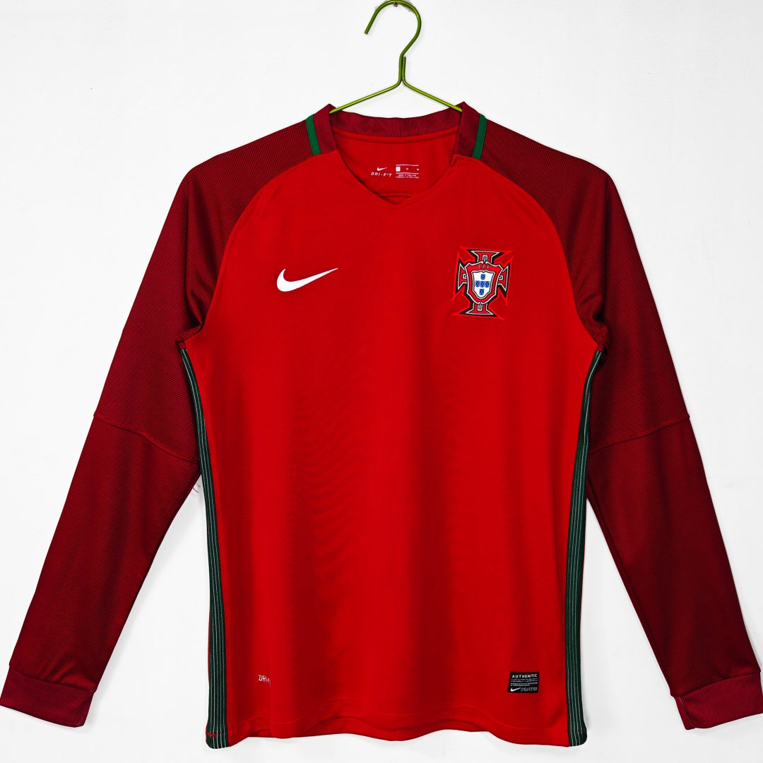 Maillot domicile rétro du Portugal 2016 à manches longues, par Le 12 -ème Maillot, en tissu bleu et rouge avec logo officiel.