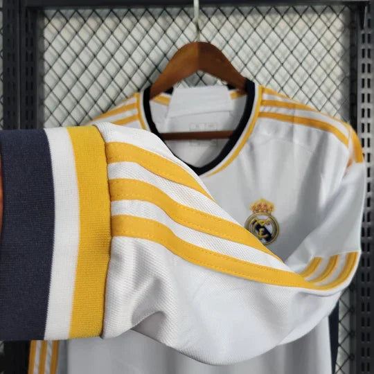 Maillot à manches longues du Real Madrid 2023-2024, marque Le 12 -ème Maillot, vue de face avec logo et détails du maillot blanc.