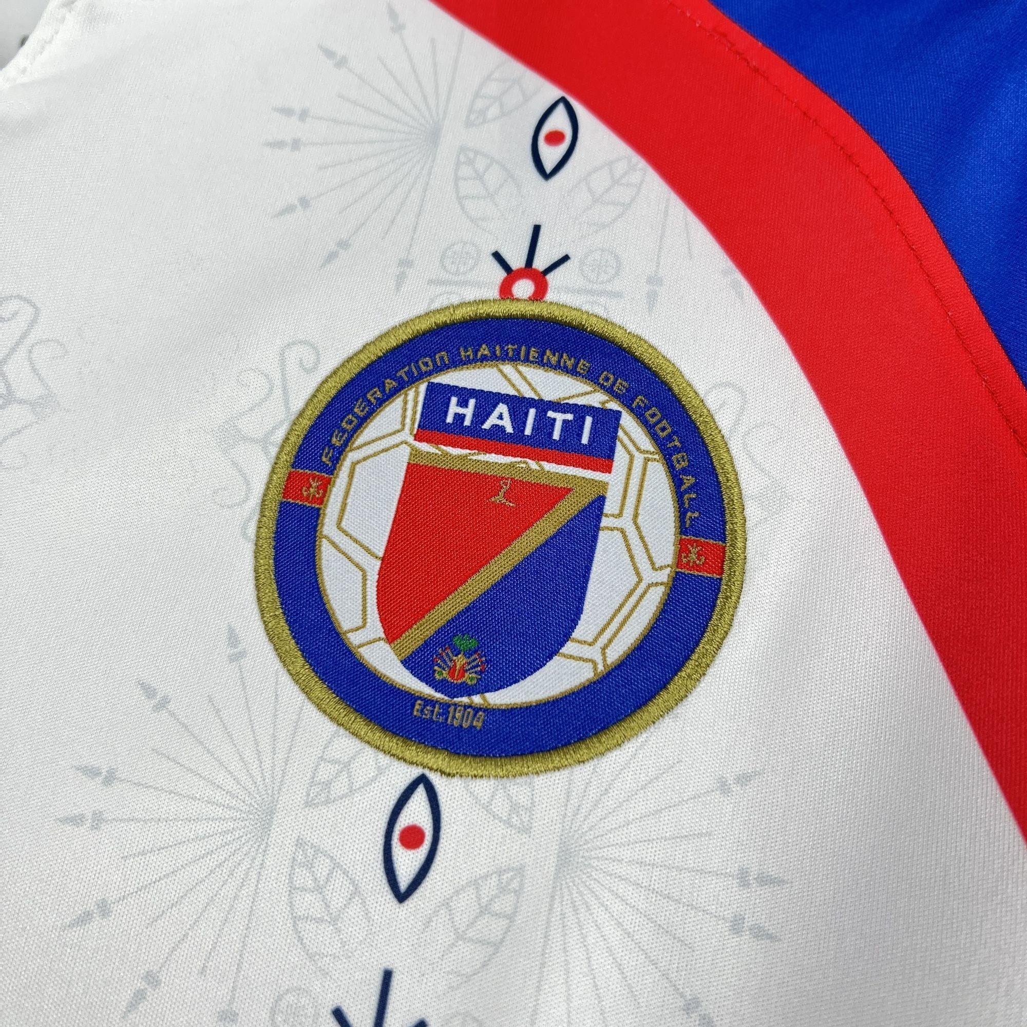 Maillot de football Haïti Coupe du monde 2026, Le 12 -ème Maillot, devant avec logo et design aux couleurs nationales.