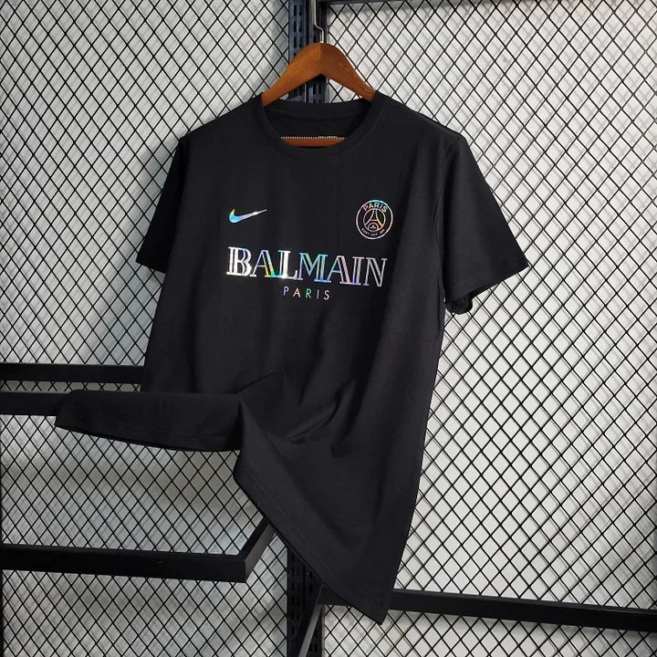 Maillot Paris Saint-Germain saison 2023-2024 édition concept, conçu par Le 12 -ème Maillot, vue de face avec détails du design.