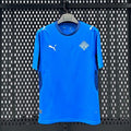 Maillot domicile Iceland 25/26 de Le 12 -ème, maillot de football bleu avec logo national et détails blancs visible sur l'image.