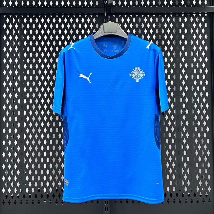 Maillot domicile Iceland 25/26 de Le 12 -ème, maillot de football bleu avec logo national et détails blancs visible sur l'image.