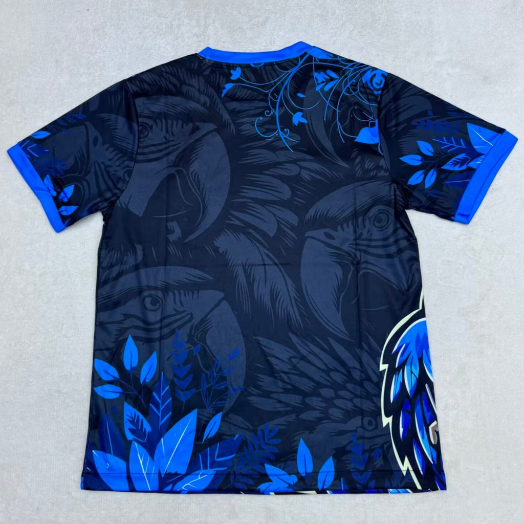 Maillot 25/26 Brésil Le 12 avec motif oiseau bleu, équipe nationale, tissu léger et design sportif.
