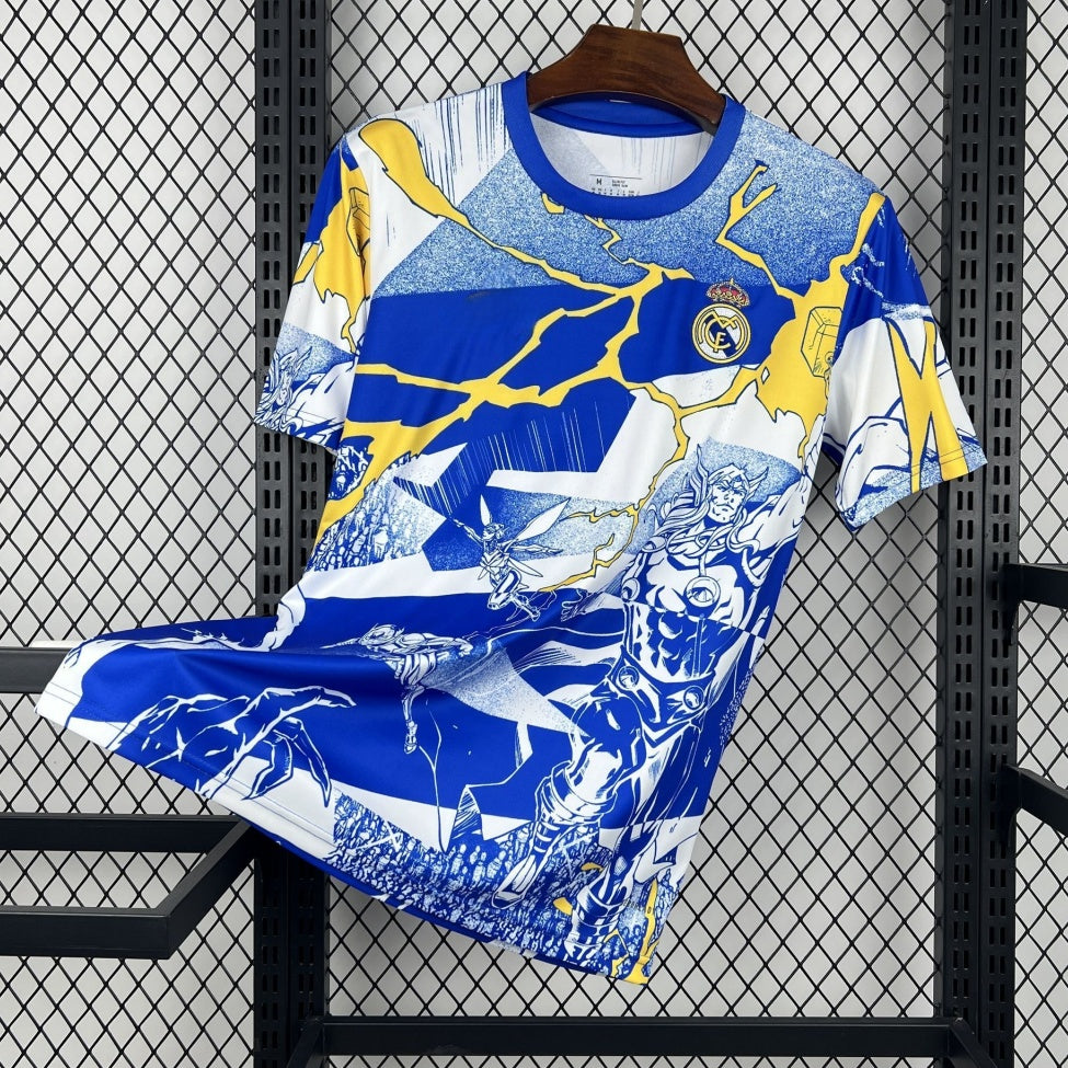 Maillot de football Real Madrid 25/26 en bleu, marque Le 12 -ème Maillot, vue de face avec logo et détails du maillot.