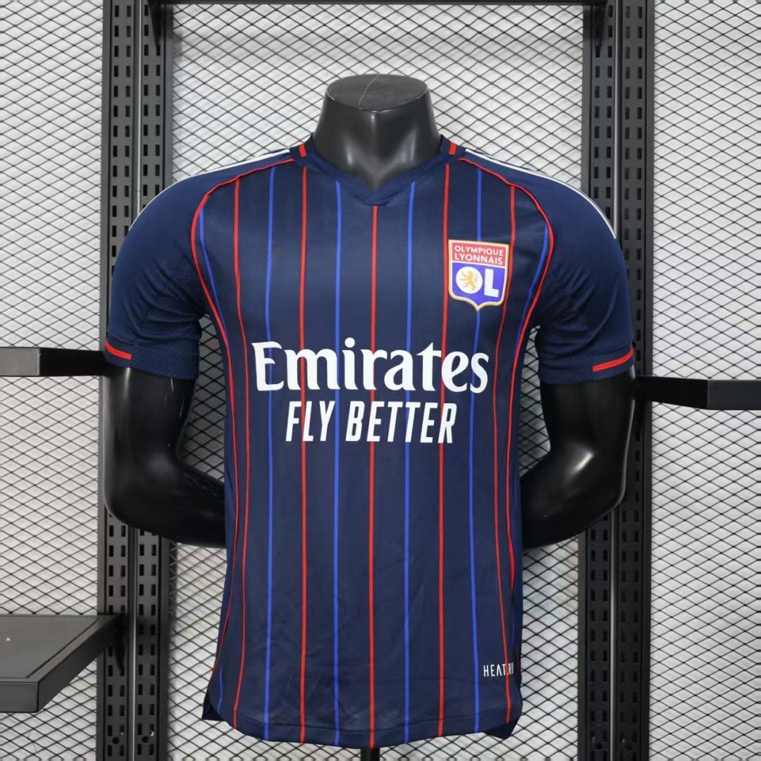 Maillot extérieur Lyon 25/26 Le 12 -ème Maillot, vue de face, avec logo et détails de l'équipe.