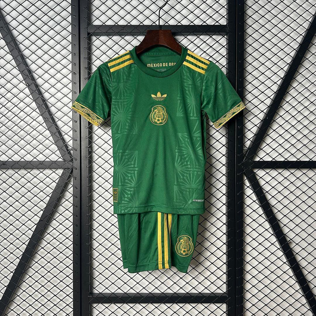 Enfant portant le kit Mexique concept 2025 de Le 12 -ème Maillot, vêtements colorés et sportifs pour jeunes enfants.