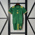 Enfant portant le kit Mexique concept 2025 de Le 12 -ème Maillot, vêtements colorés et sportifs pour jeunes enfants.