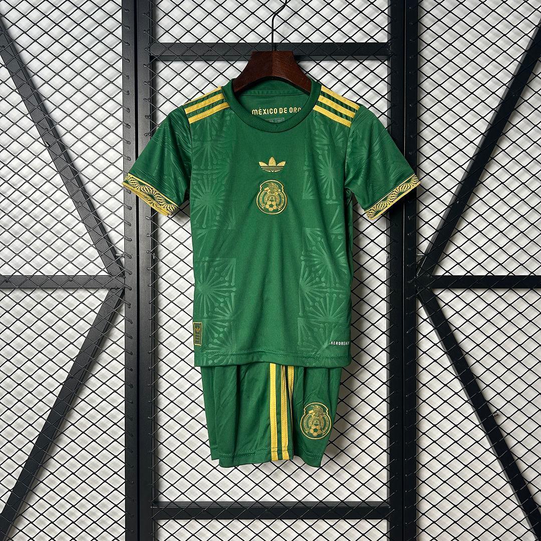 Enfant portant le kit Mexique concept 2025 de Le 12 -ème Maillot, vêtements colorés et sportifs pour jeunes enfants.