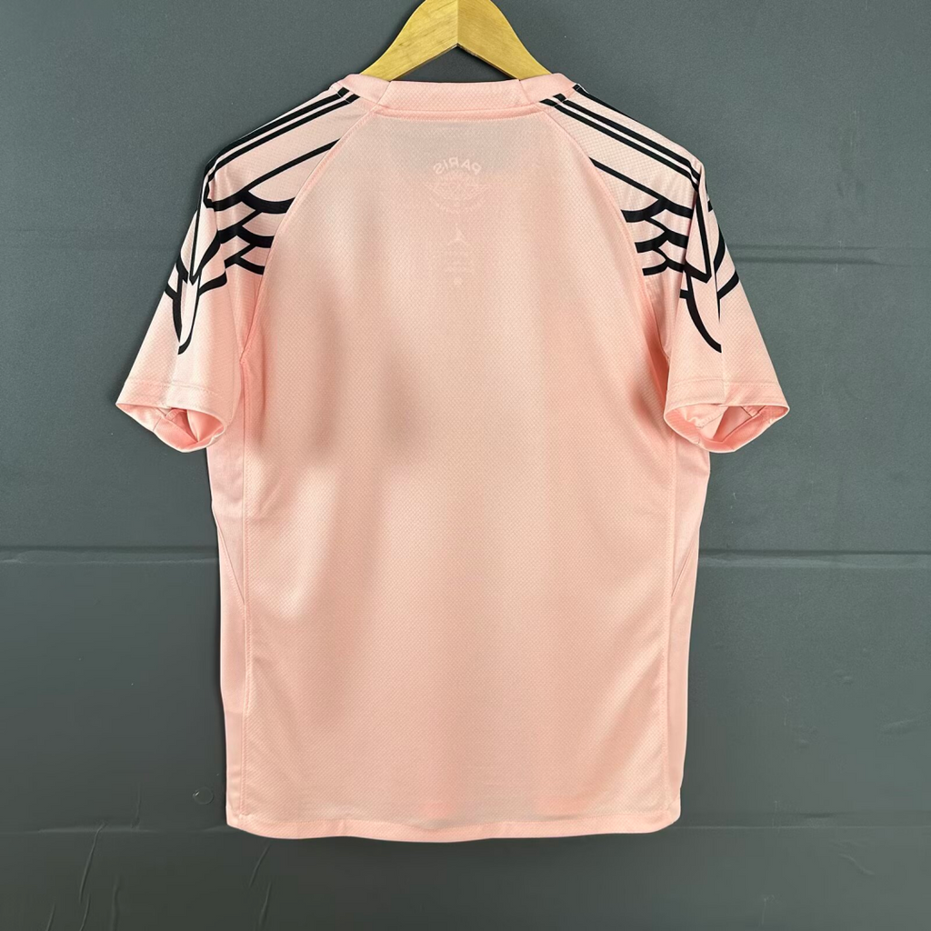 Maillot de football PSG pink Le 12 -ème Maillot, modèle 25/26, conçu pour l'entraînement, visible avec logo et détails roses.