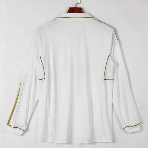 Maillot rétro domicile Real Madrid 2011-2012 à manches longues, marque Le 12 -ème Maillot, devant avec logo et design classique.