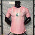 Maillot de football Algeria 25/26 Spécial joueur rose Le 12-ème Maillot porté par un joueur, détails du design visible.