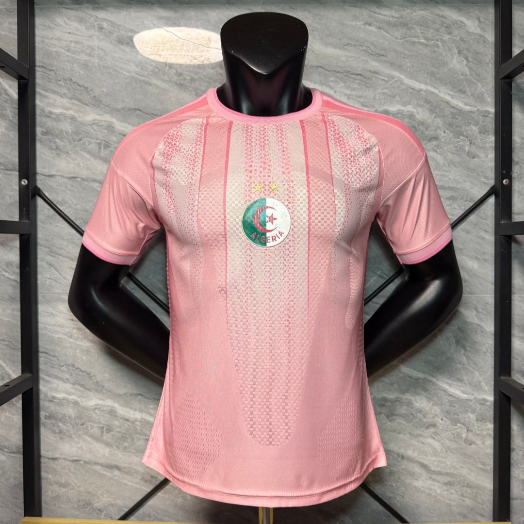 Maillot de football Algeria 25/26 Spécial joueur rose Le 12-ème Maillot porté par un joueur, détails du design visible.