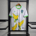 Maillot Brésil Édition Spéciale Le 12, maillot de football jaune avec logo et détails verts, vue frontale.