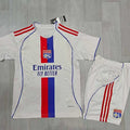 Ensemble enfant Olympique Lyonnais Le 12 -ème Maillot, maillot et short bleus avec logo et motifs sportifs visibles.
