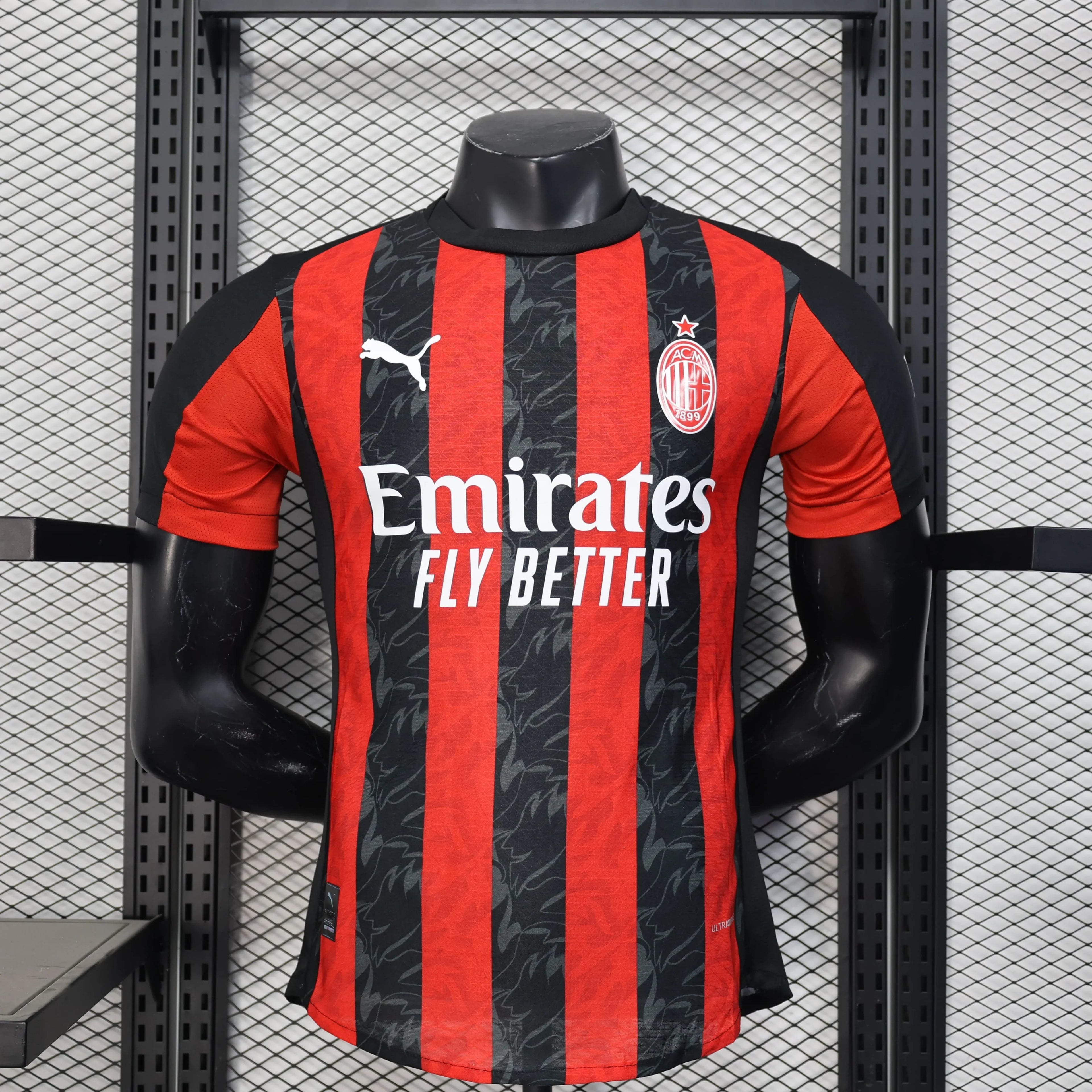 Maillot de football AC Milan Le 12 -ème Maillot, maillot rouge avec logo du club et détails blancs, vue frontale.