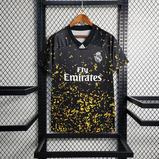 Maillot Real Madrid 2020 2021 de la marque Le 12-ème Maillot, vue de face avec logo et détails du maillot blanc et bleu.