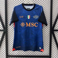 Maillot de football Napoli 25/26 Halloween en bleu, par Le 12 -ème Maillot, vue de face avec logo et détails colorés.