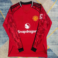 Maillot domicile Manchester United 25/26 à manches longues, marque Le 12 -ème Maillot, vue de face, détails du design rouge et blanc