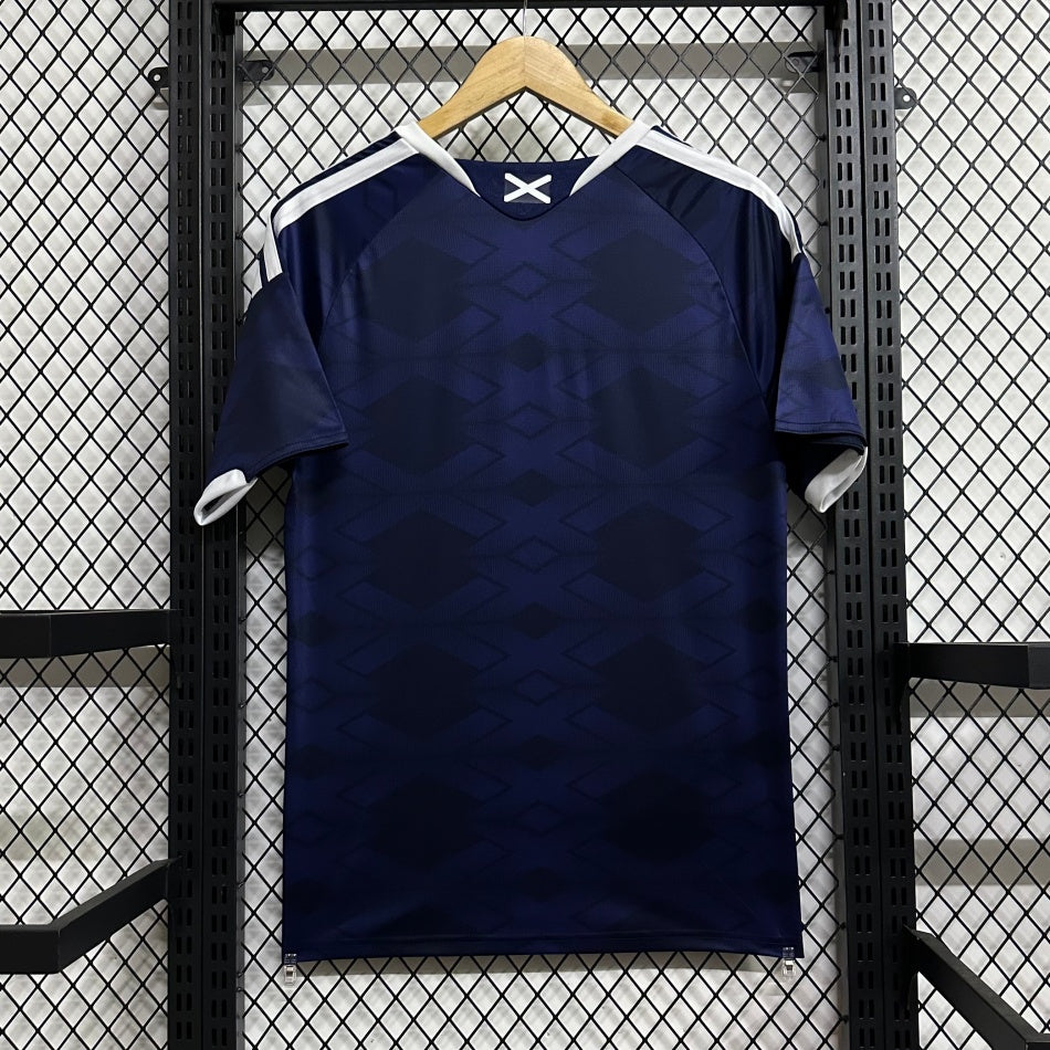 Maillot domicile Écosse 2025/26 Le 12 -ème Maillot, maillot de football bleu avec logo et détails écossais visibles.