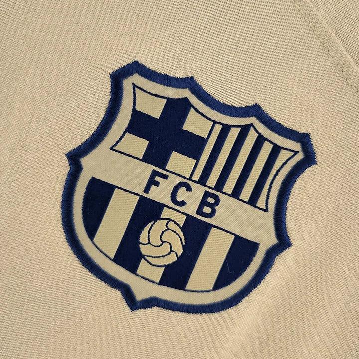 Maillot extérieur du FC Barcelone 2022/23, marque Le 12 -ème Maillot, vue de face avec logo et motifs bleus et rouges.