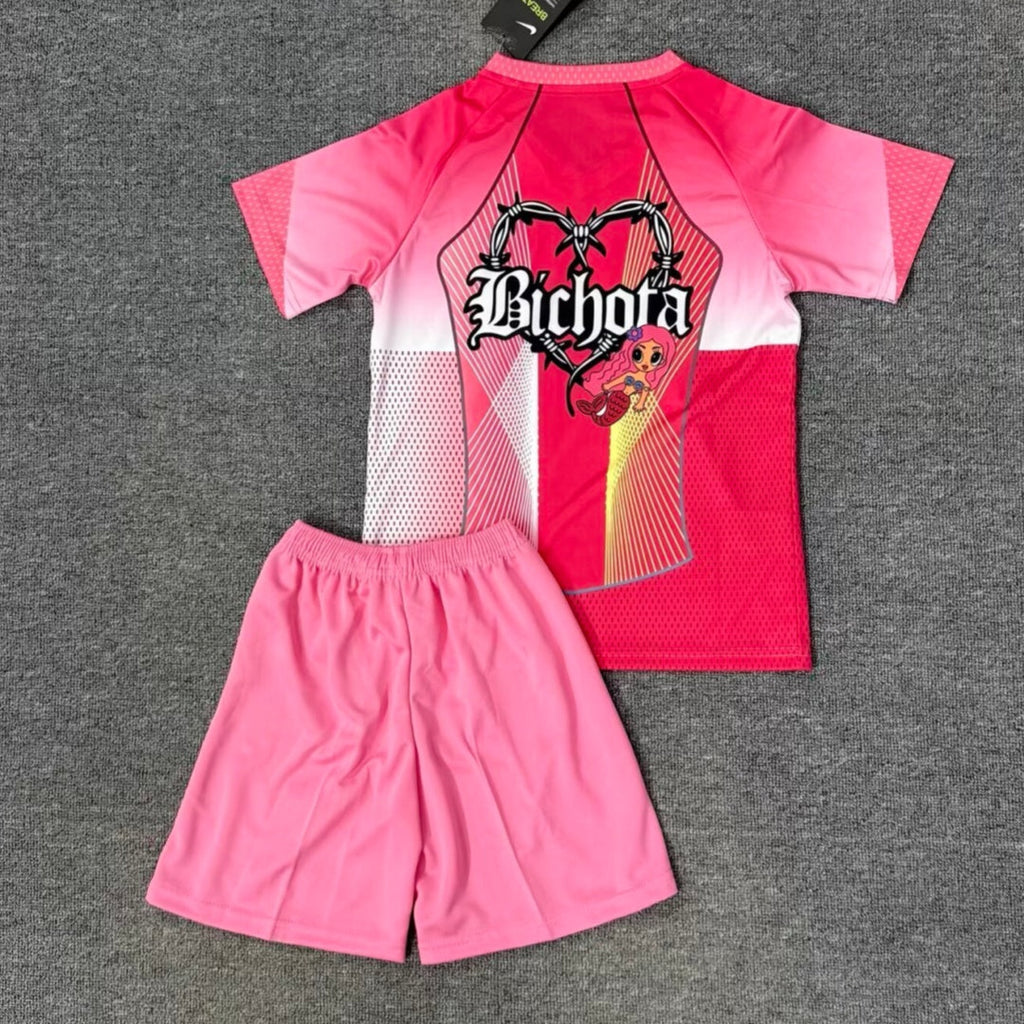 Ensemble pour enfant Barcelone rose de la marque Le 12 -ème Maillot, comprenant un haut et un pantalon assortis.