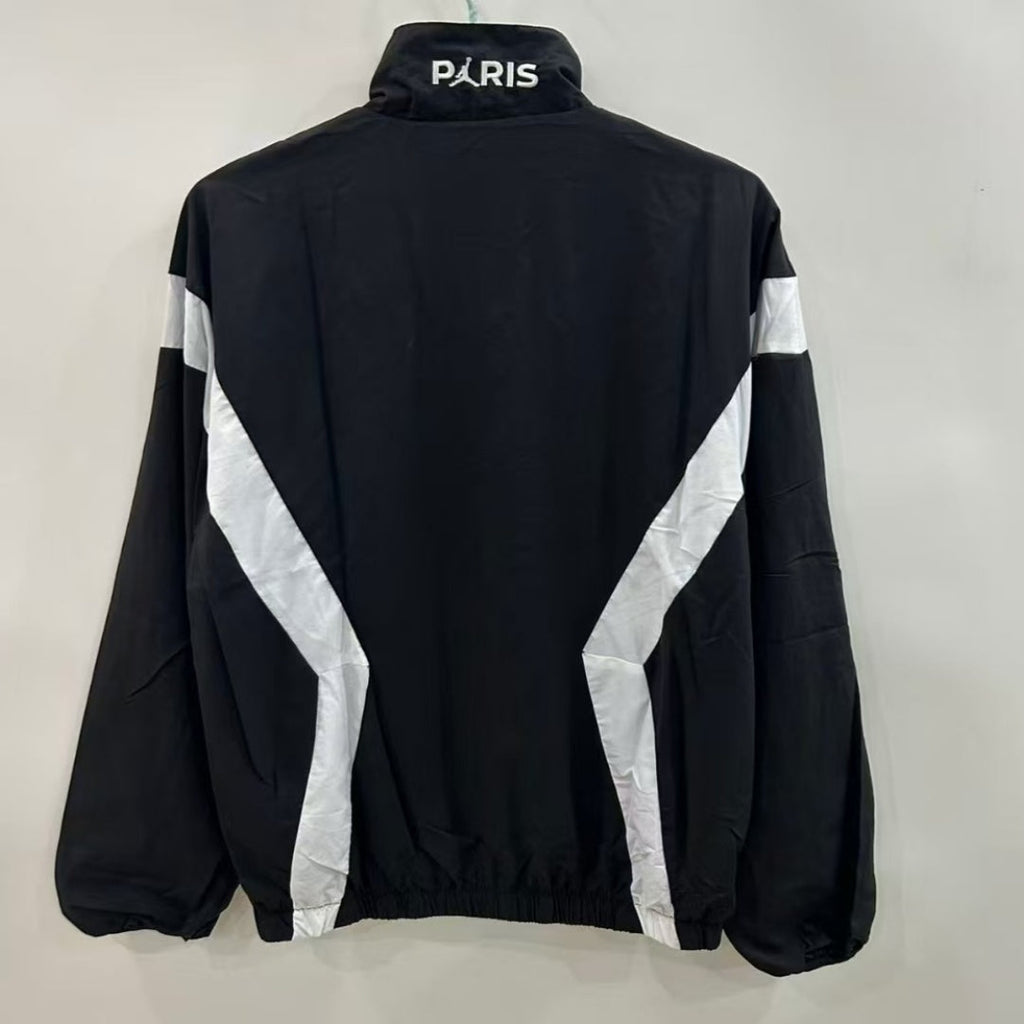 Veste coupe-vent réversible Le 12 -ème Maillot PSG noire avec logo contrastant, portée sur un mannequin.
