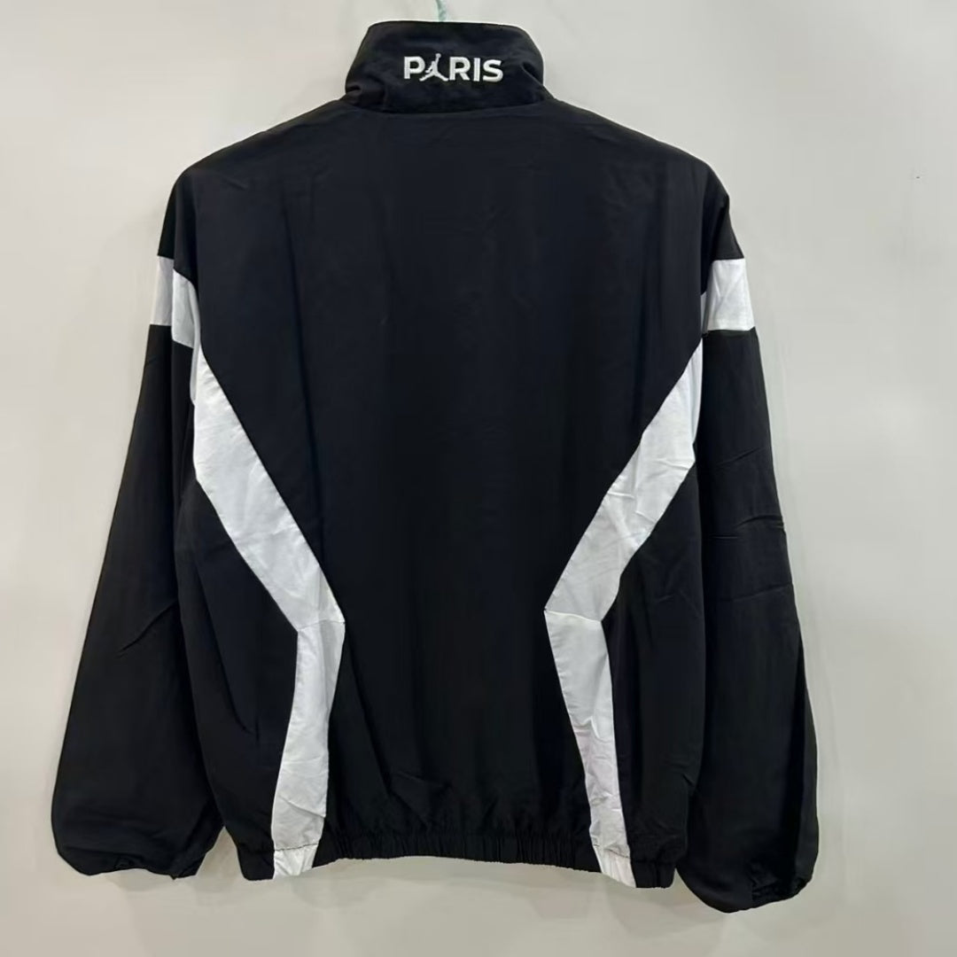 Veste coupe-vent réversible Le 12 -ème Maillot PSG noire avec logo contrastant, portée sur un mannequin.