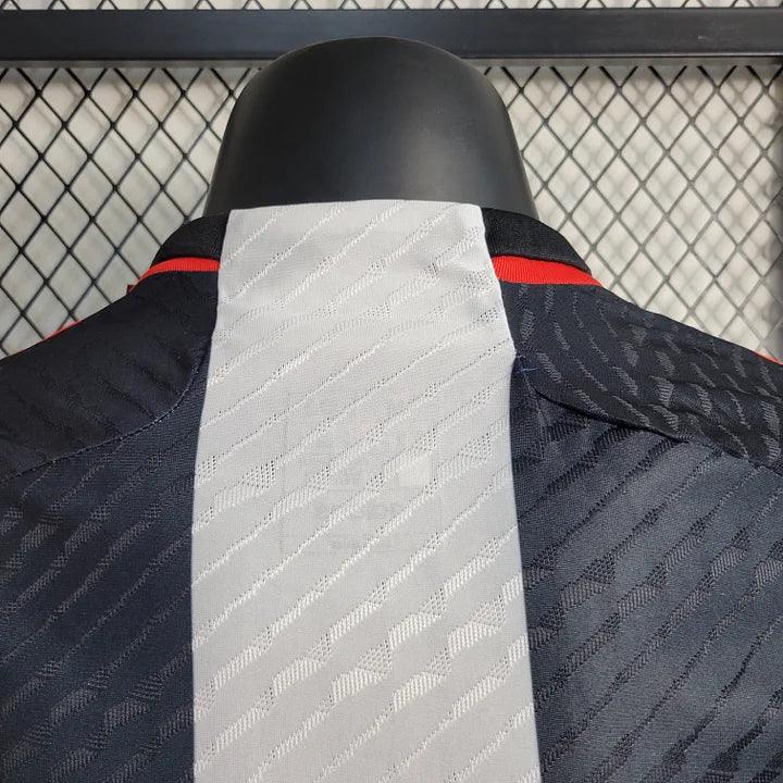 Maillot Manchester United 2023 2024 Le 12 -ème Maillot, vue de face avec logo et détails du maillot de football.