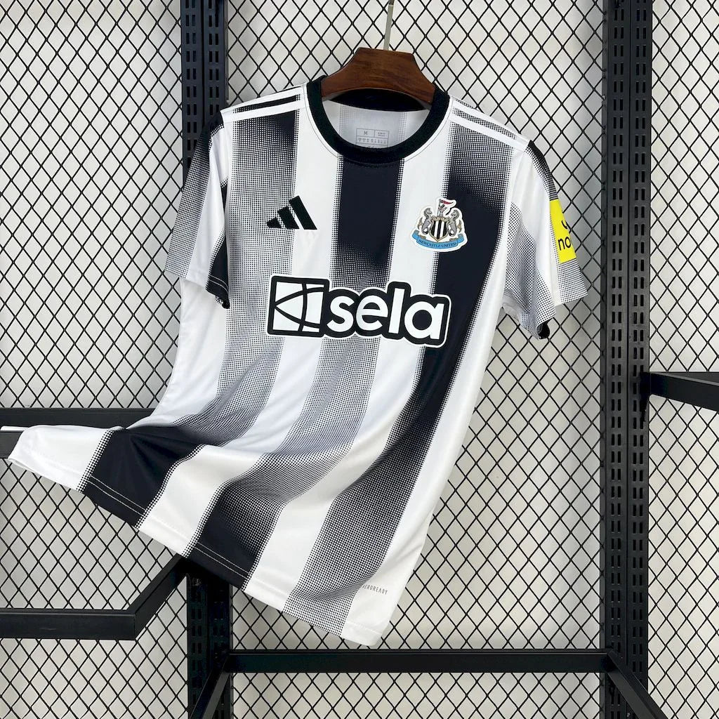 Maillot Newcastle 2025-26 de la marque Le 12 -ème Maillot, vue de face avec logo et détails du design.