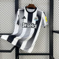 Maillot Newcastle 2025-26 de la marque Le 12 -ème Maillot, vue de face avec logo et détails du design.