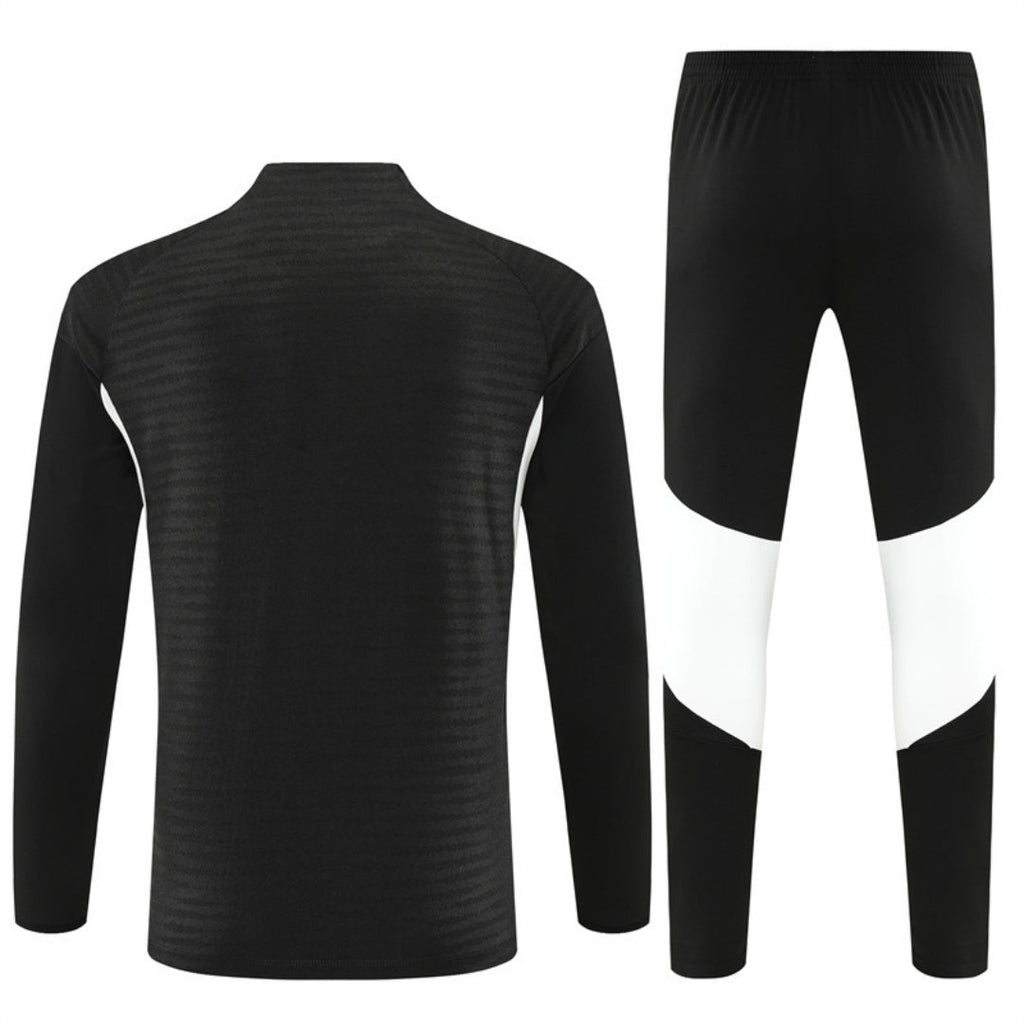 Ensemble Liverpool noir pour enfants, taille 25/26, de la marque Le 12 -ème Maillot, avec maillot et short assortis.