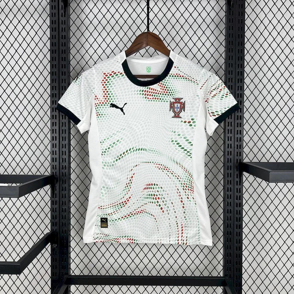 Maillot extérieur féminin Portugal 2025, équipe nationale, conçu par Le 12 -ème Maillot, vue de face avec logo et détails colorés.