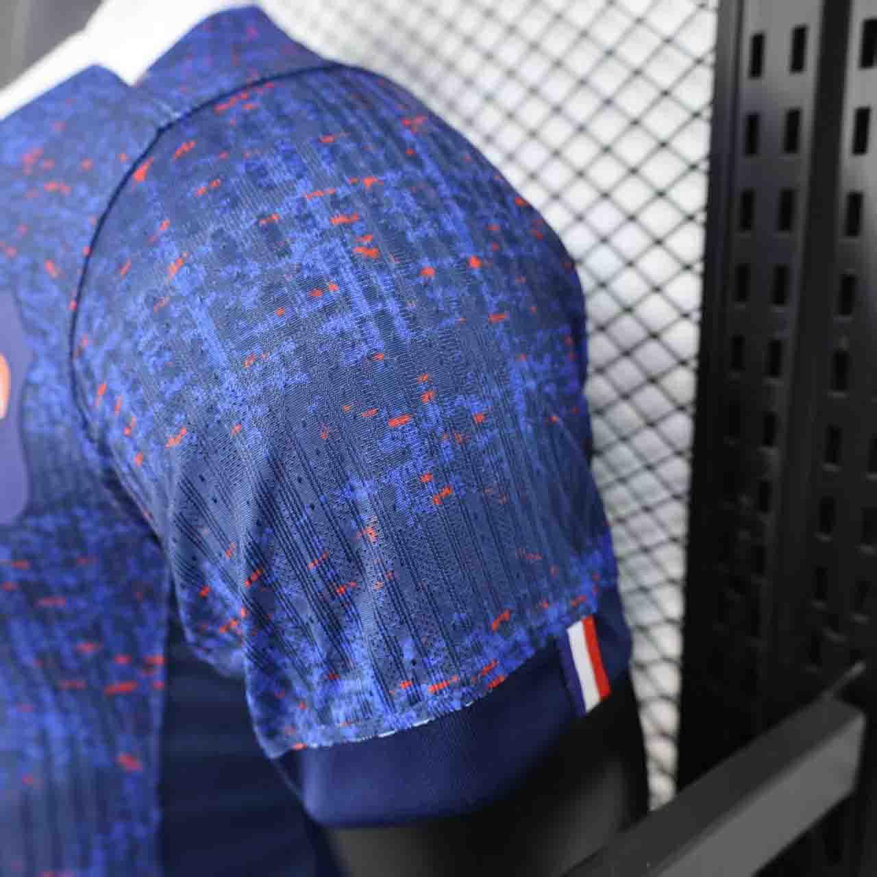 Maillot de l'équipe de France 2025/26 Le 12 -ème Maillot, maillot de football bleu avec logo national et détails graphiques.