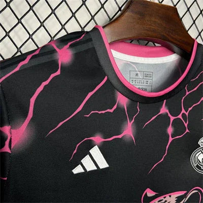 Maillot Real Madrid noir et rose Panther 2024/25 de la marque Le 12 -ème Maillot, vue de face avec logo et design sportif.
