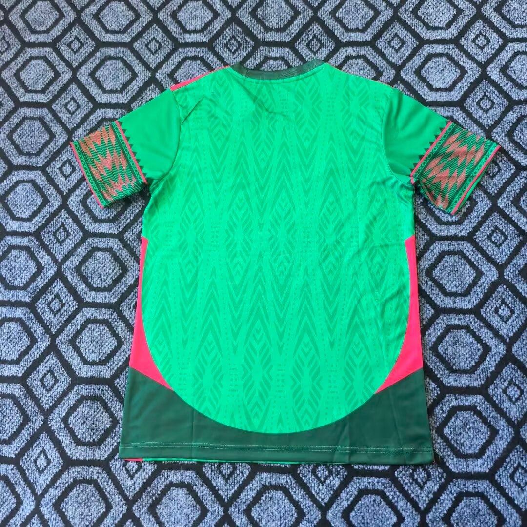 Maillot de football Mexique 25/26 en vert, modèle spécial, par la marque Le 12 -ème Maillot, vue en gros plan.