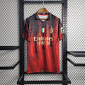 Maillot extérieur AC Milan saison 2023-2024 Le 12 -ème Maillot, maillot de football rouge et noir avec logo et sponsor visible.