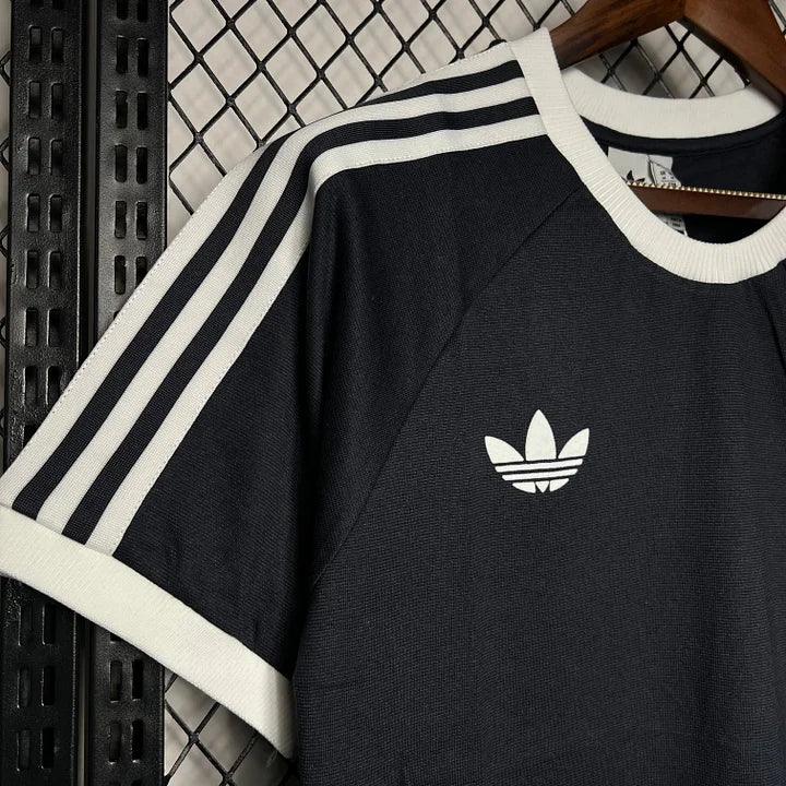 Maillot rétro de football Allemagne Le 12-ème Maillot, devant avec logo et couleurs traditionnelles allemandes.