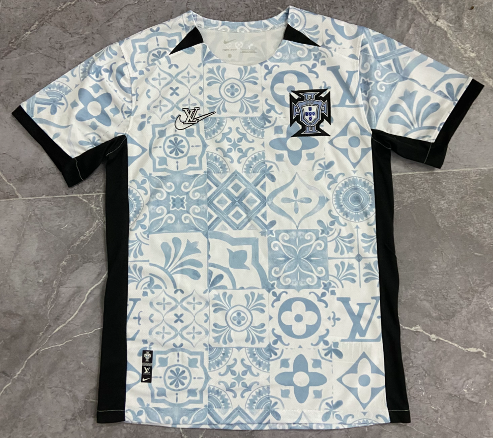 Maillot Portugal 24/25 blanc spécial, marque Le 12 -ème Maillot, vue de face avec logo et détails du design.