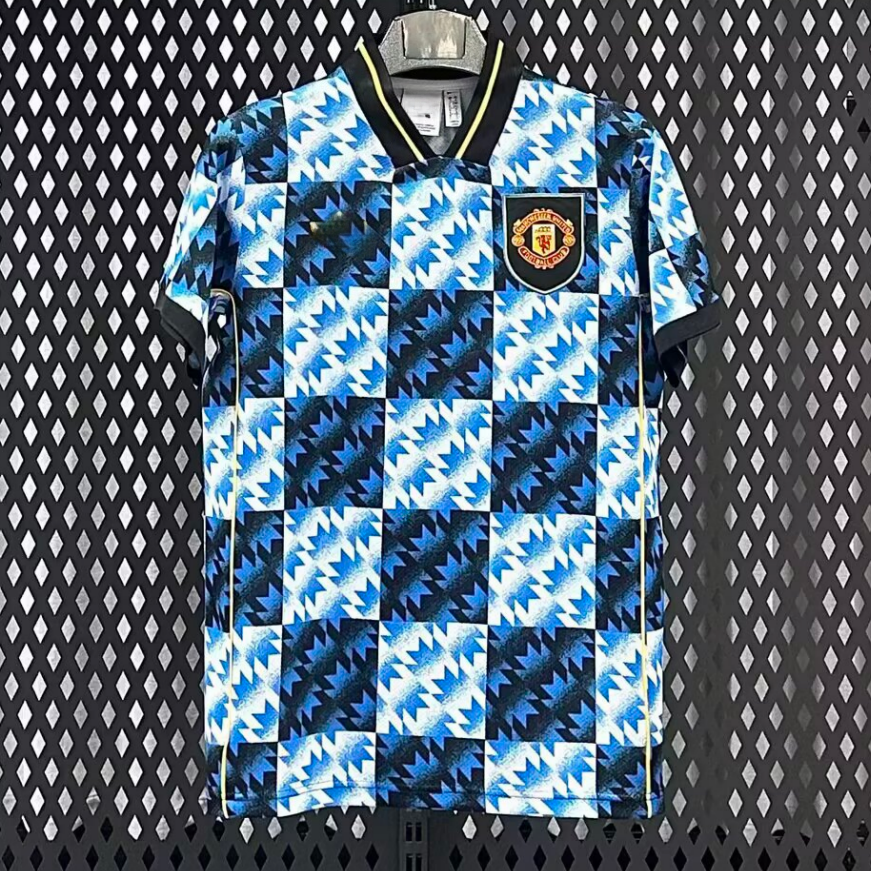 Maillot Manchester United 25/26 Le 12-ème Maillot bleu, maillot de football pour enfants, détail du logo et design spécial.