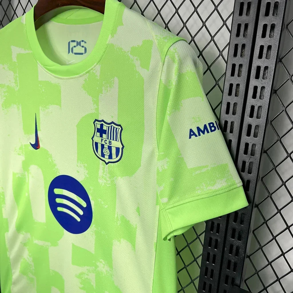 Maillot FC Barcelone foot third 2024-2025 Le 12-ème Maillot, dos et logo du club visible, design moderne et couleurs vives.