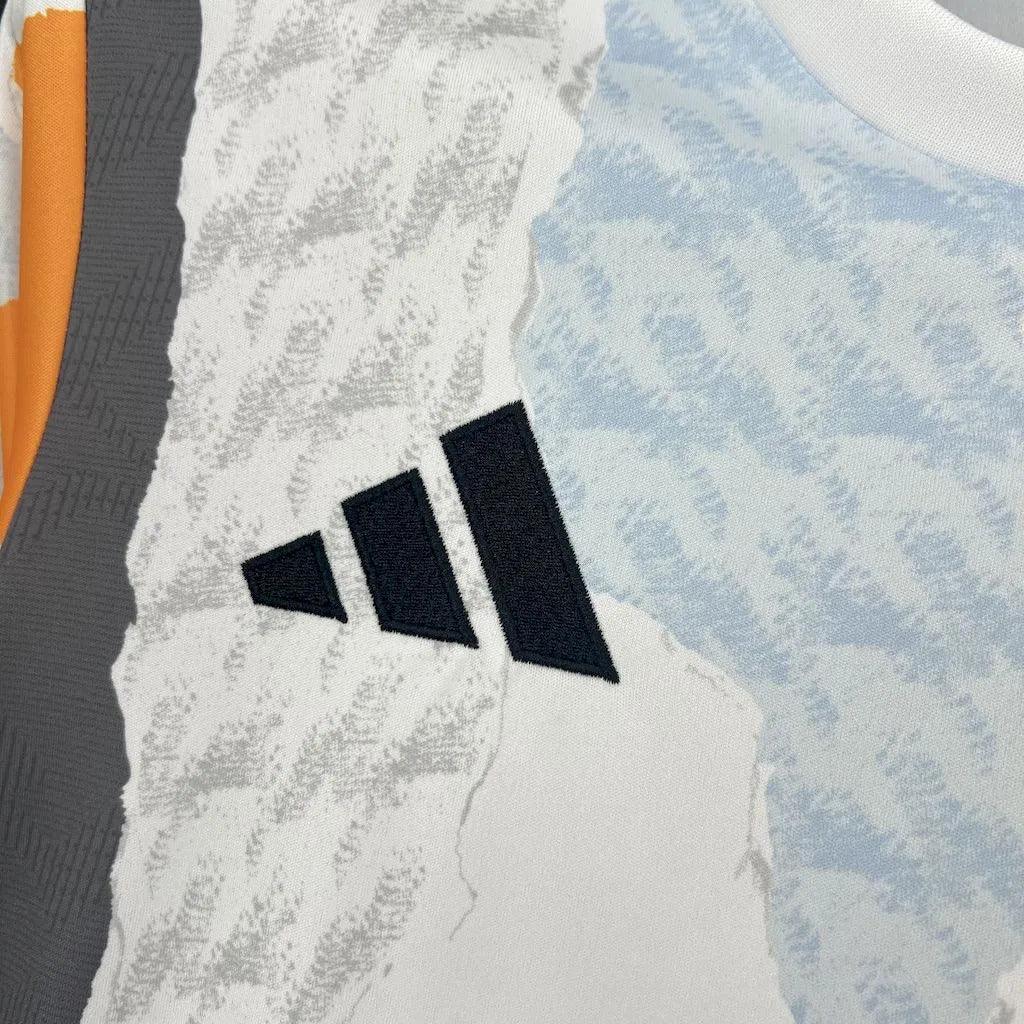 Maillot Real Madrid 2024-2025 Le 12-ème Maillot, maillot de football blanc avec logo du Real Madrid et détails en bleu.