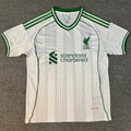 Maillot blanc Liverpool 25/26, modèle spécial, de la marque Le 12 -ème Maillot, vue de face.