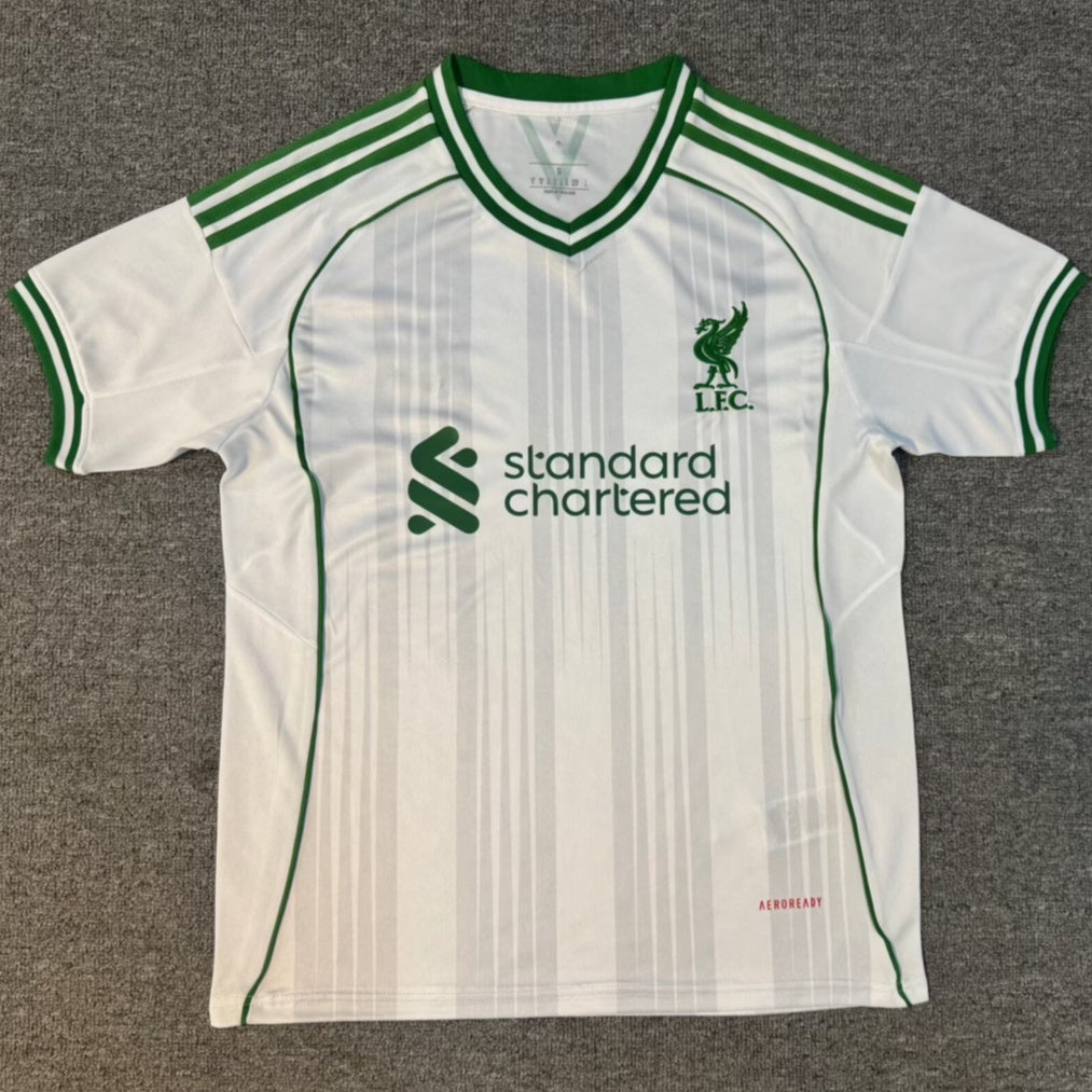 Maillot blanc Liverpool 25/26, modèle spécial, de la marque Le 12 -ème Maillot, vue de face.