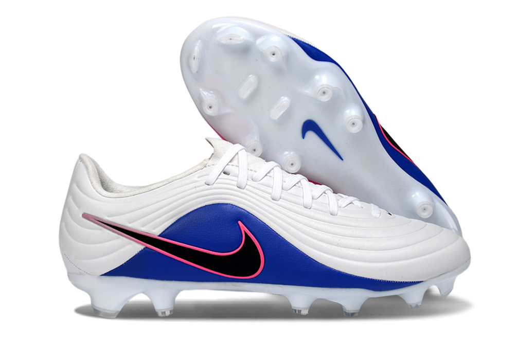 Crampons Le 12 -ème Maillot Tiempo Legend XI Elite pour football, vue rapprochée des pointes en métal et semelle.