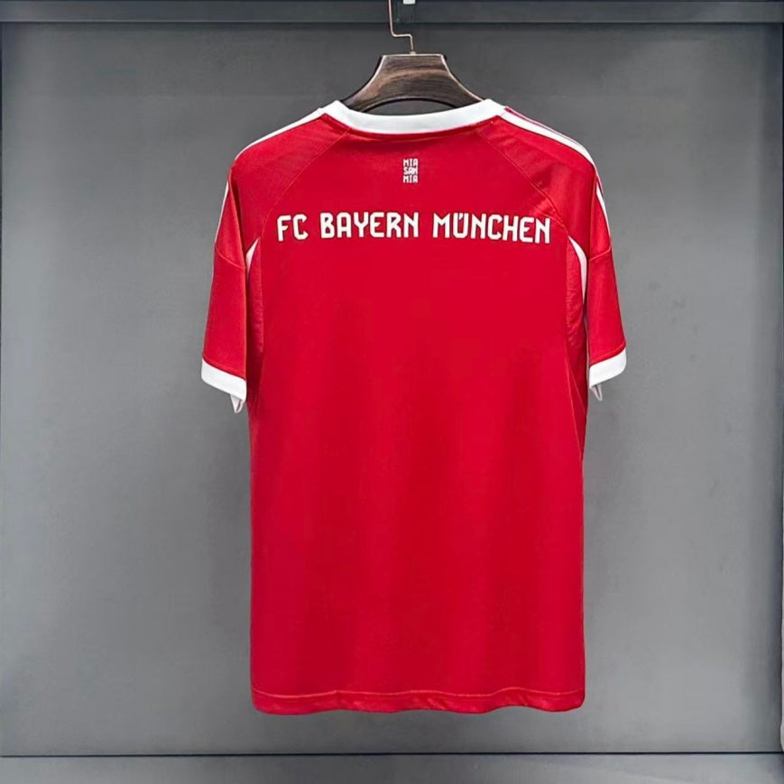 Maillot domicile Bayern Munich Le 12 -ème Maillot, numéros 25/26, en tissu rouge avec logo et détails blancs.