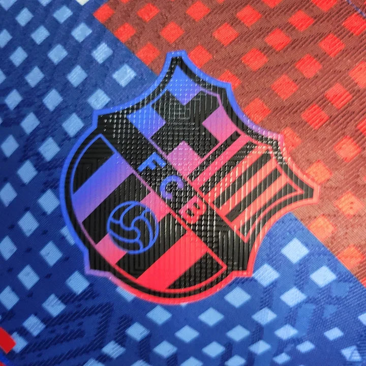 Maillot d'entraînement FC Barcelone 2023-2024 Le 12ème, tissu léger, logo du club et détails de conception visibles.