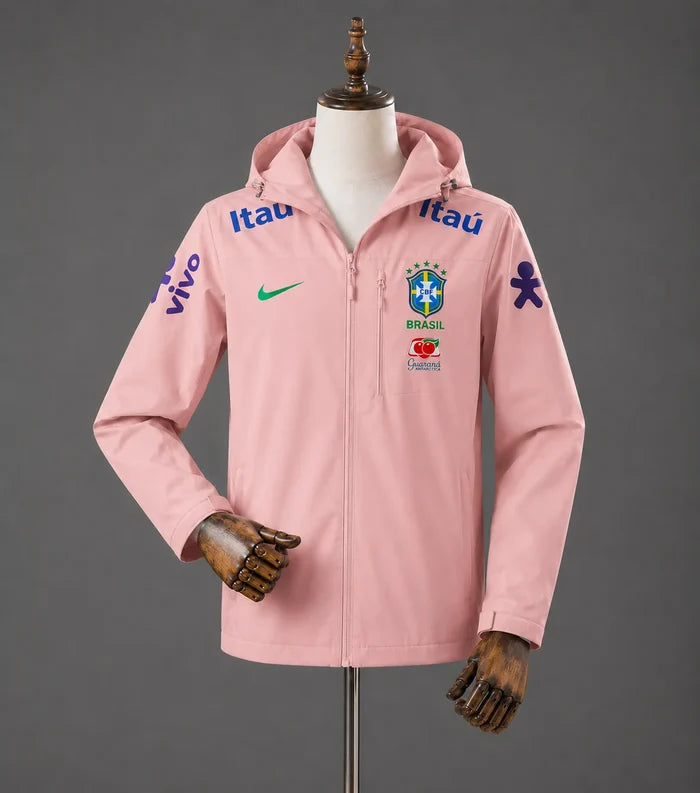 Veste coupe-vent réversible Le 12 ème Maillot Brésil Rose avec design coloré et logo visible, portée sur un mannequin.