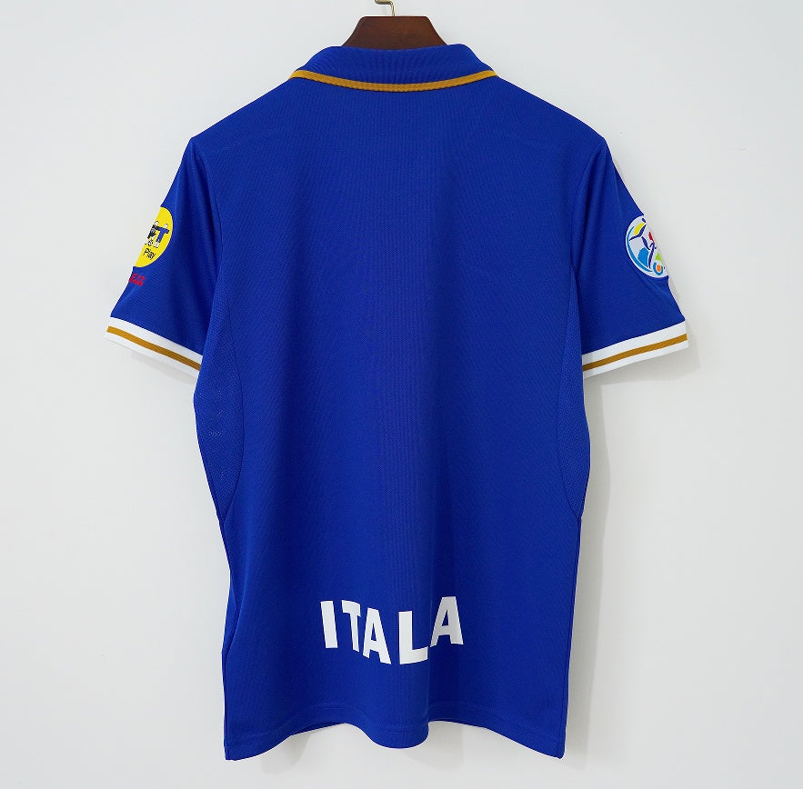 Maillot domicile de l'Italie 1996, maillot rétro de football Le 12-ème Maillot, devant en bleu avec le logo officiel.