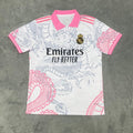 Maillot de football Real Madrid 25/26 Polo R Le 12-ème Maillot avec motif dragon rose, tissu technique, vue de face.