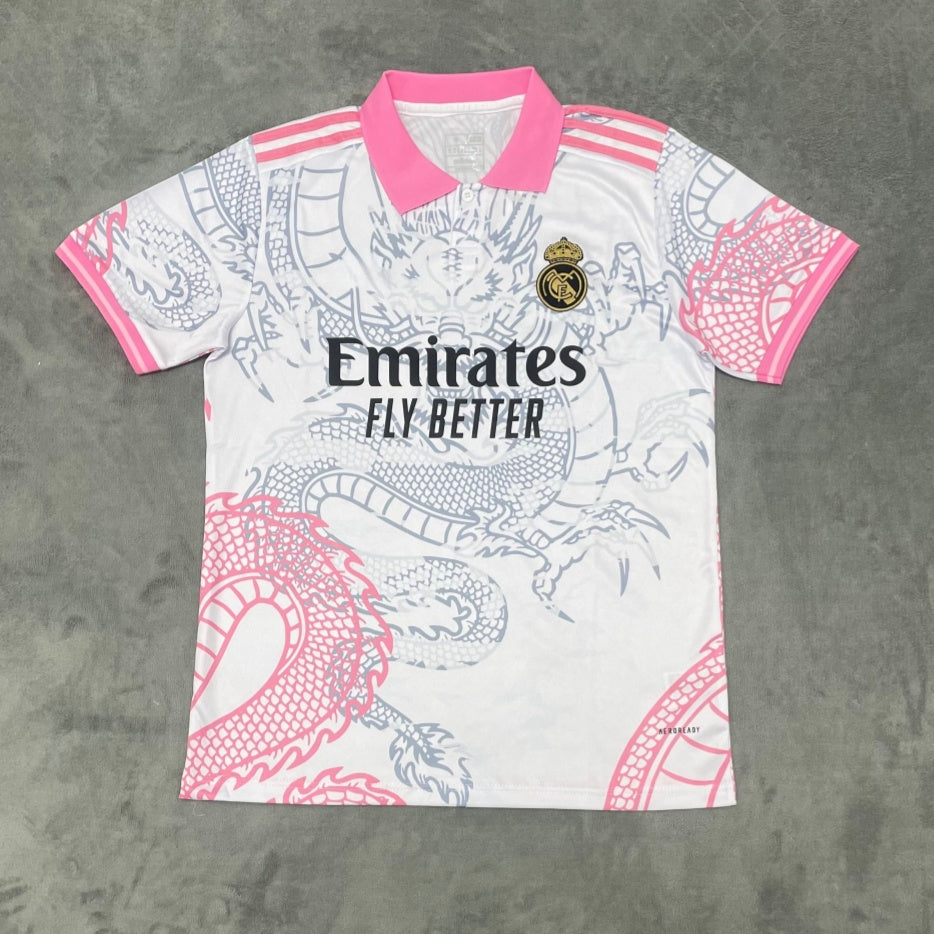 Maillot de football Real Madrid 25/26 Polo R Le 12-ème Maillot avec motif dragon rose, tissu technique, vue de face.